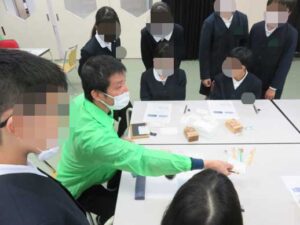 金沢市立中央小学校のはんこ彫り体験講座です。