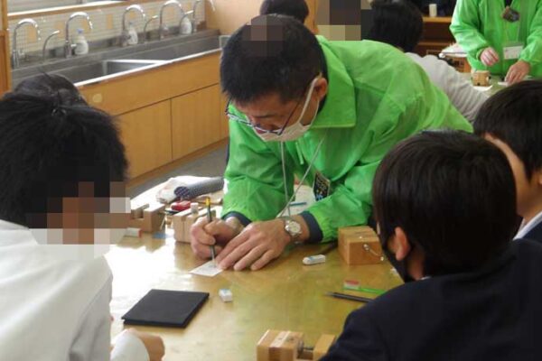 松南小学校での「ハンコ出前講座」です　(^-^)